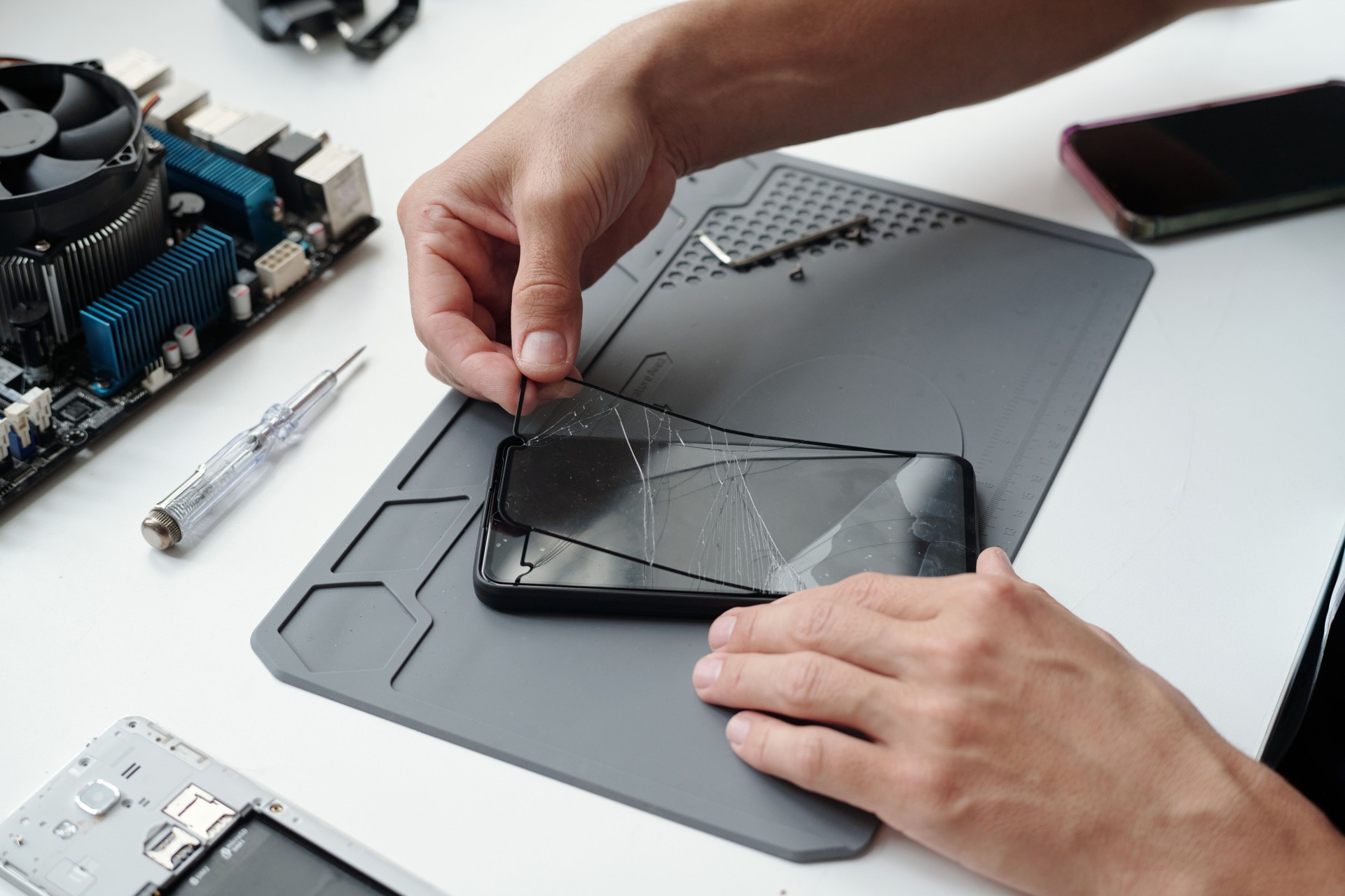 Repairing Cracked Smartphone Screen with Precision